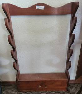 lot 86 image: WALL MOUNTING WOOD RIFLE RACK AS SHOWN. APPROX. 35 X 23
