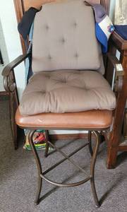 lot 95 image: METAL FRAME WITH LEATHER-STYLE SEAT HIGH STOOL AS SHOWN.