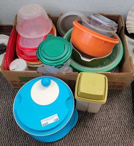 lot 128 image: LOT OF PLASTICWARE INCLUDING TUPPERWARE AS SHOWN.