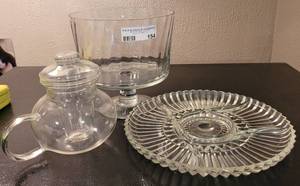 lot 154 image: GLASS PLATTER, DESSERT BOWL, AND MORE AS SHOWN.