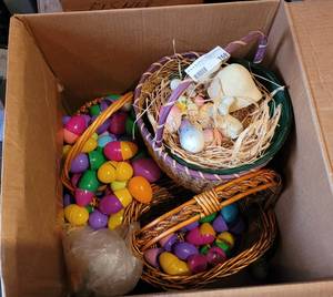 lot 168 image: BOX LOT OF EASTER DECOR AS SHOWN.