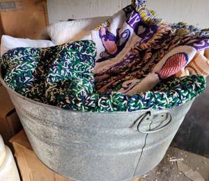 lot 200 image: LARGE GALVANIZED TUB WITH BLANKETS AS SHOWN.