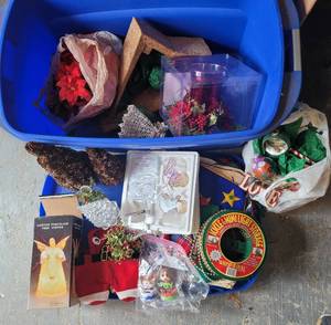 lot 222 image: CONTAINER LOT OF ASSORTED CHRISTMAS DECOR AS SHOWN.