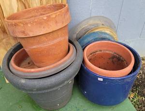 lot 231 image: LOT OF FLOWER POTS AS SHOWN.