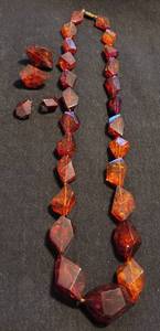 lot 255 image: NECKLACE AND EARRINGS SET AS SHOWN.