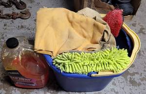 lot 278 image: LOT OF CAR WASHING ACCESSORIES.