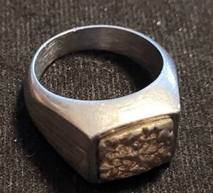 lot 261 image: STAINLESS STEEL RING AS SHOWN.