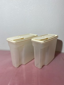 lot 4 image: Lot of 2 - Rubbermaid Plastic Servin Saver 13 Cups, 3.1 L with Lids - Tan