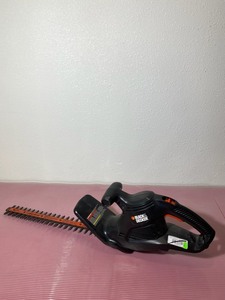 lot 28 image: Black & Decker 17 Hedge Trimmer 120V - Black