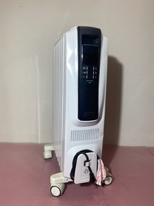 lot 40 image: DeLonghi TRD40615E-6A 1500-Watt 250 sq ft Coverage Electric Oil Filled Radiator Space Heater - 16.4 x 10.3 x 26.1 - White
