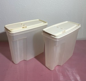 lot 42 image: Lot of 2 - Rubbermaid Plastic Servin Saver 13 Cups, 3.1 L with Lids - Tan