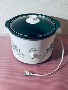 lot 84 image: West Bend The Crockery Cooker 6 QT. Crock Pot - WhiteGreen