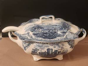 lot 3 image: Vintage Johnson Brothers - Old Britain Castles - Blue Soup Turen with Lid and serving spoon