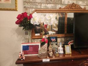 lot 15 image: Selection of Patriotic home decor.