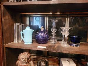 lot 20 image: Selection of glass home decor.