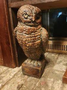 lot 23 image: Selection of 2 decor. pieces - Large owl & The Thinker