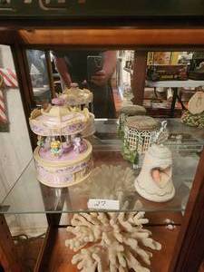 lot 27 image: Selection of music boxes