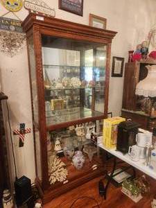 lot 25 image: Howard Miller Collectors Cabinet - needs bottom door glass replaced - 13D x 39W x 80H