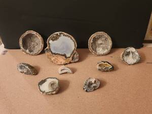 lot 37 image: Nice selection of geodes