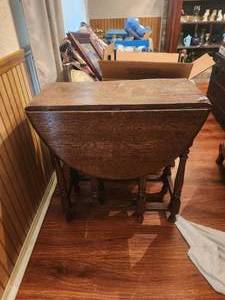 lot 35 image: Antique oval oak folding -dropleaf table - early 20th century - 13W x 39L x 29H - 41W x 39L x 29H when leafs are extended