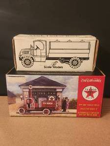 lot 41 image: Selection of 2 Ertl die cast trucks - 1919 Tanker & 1935 Mack Truck