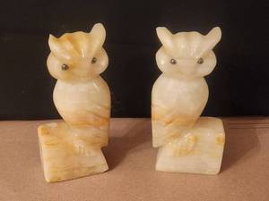 lot 49 image: Vintage set of onyx marble owl figurinesbookends