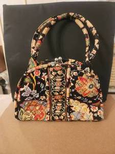 lot 31 image: Vera Bradley handbag - purse - like new