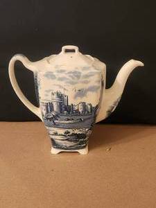 lot 54 image: Vintage Johnson Brothers - Old Britain Castles - Blue CoffeeTea pot with lid