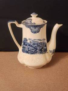 lot 60 image: Vintage Johnson Brothers - Old Britain Castles - Blue CoffeeTea pot with lid