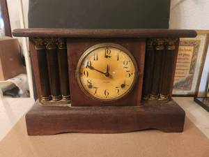 lot 58 image: Vintage Gilbert mantel clock
