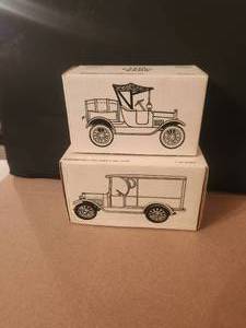 lot 63 image: Selection of 2 Ertl 125 die cast trucks - 1918 Barrel Bank & 1923 12 ton truck Bank