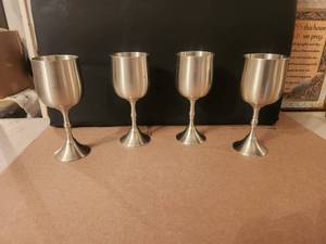 lot 66 image: Selection of 4 vintage Lion City Pewter Co. wine goblets - pewter