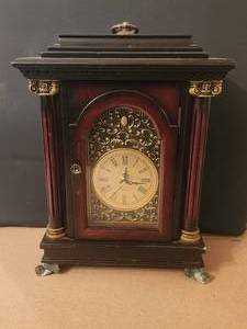 lot 72 image: Mantel-table clock with hide away storage - battery operated