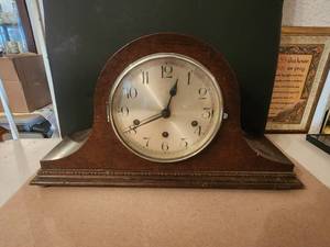 lot 77 image: Vintage Napoleon Hat chiming mantel clock