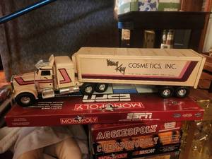 lot 79 image: Ertl Pink Mary Kay Semi Truck Toy