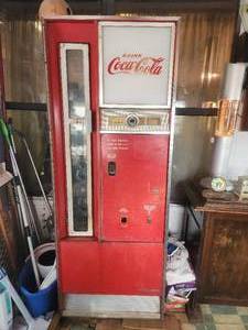 lot 1 image: Vintage 1960s Coke Machine - Has keys - untested - Bring equipment and help to move - no help on site will be available - owner says ran when last plugged in.