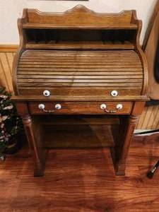 lot 33 image: Vintage Rolltop Desk - 17D x 27W x 43H