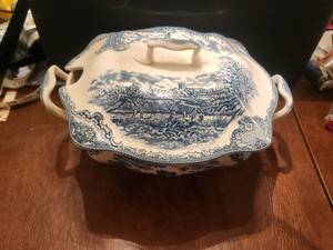 lot 102 image: Vintage Johnson Brothers - Old Britain Castles - Blue Soup Turen with Lid
