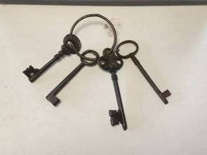 lot 124 image: Selection of 4 antique large skeleton keys - 6