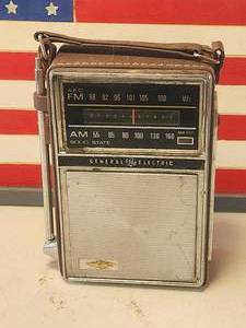 lot 141 image: Vintage General Electric solid-state AMFM battery operated radio