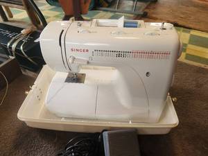 lot 115 image: Singer sewing machine in carry case