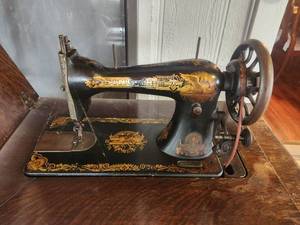 lot 178 image: Antique Singer sewing machine in wood cabinet - Serial #V178701 - 1908 - 18D x 27W x 30H