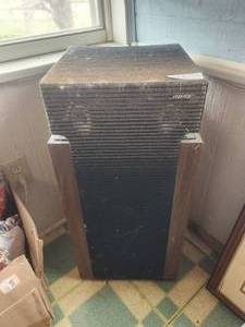 lot 156 image: Vintage pair of Bose 601 series II directreflecting speakers - high $