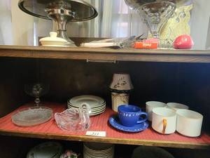 lot 211 image: Shelf lot of home decor.