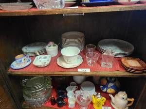 lot 212 image: Shelf lot of home decor.