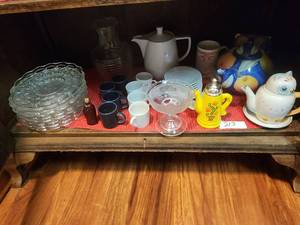 lot 213 image: Shelf lot of home decor.