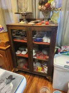 lot 210 image: Vintage wood display cabinet with glass doors - each shelf has a light - contents not included