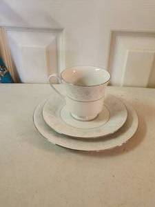 lot 203 image: Selection of Crown Ming Fine China - Cups, saucers, dessert plates