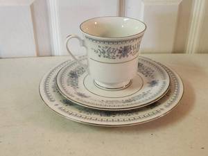 lot 201 image: Selection of Fine China - Cups, saucers, dessert plates, and dessert plates - Made in Liling