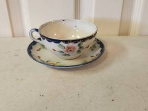 lot 196 image: Selection of 4 hand painted Nippon cups and saucers